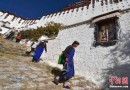 西藏布达拉宫“换新装” 信众争当“粉刷匠”