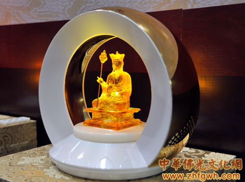 彩绘琉璃佛 淡雅老沉香亮相广州佛事用品展