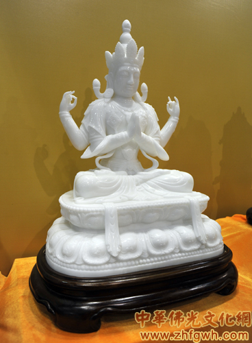 彩绘琉璃佛 淡雅老沉香亮相广州佛事用品展